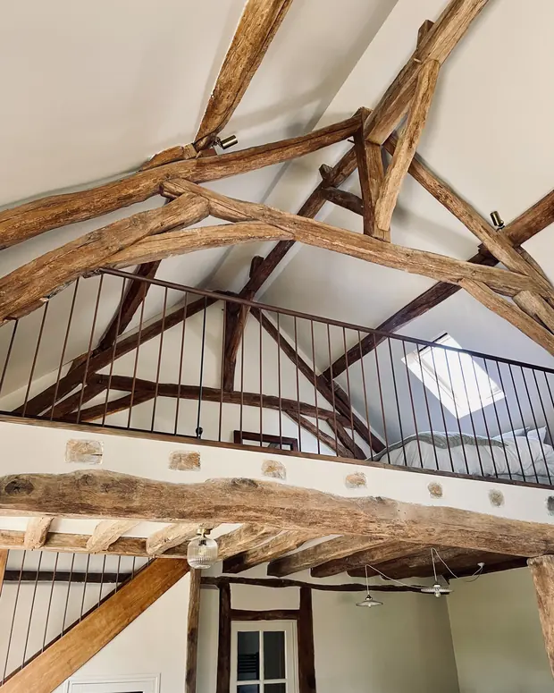 La charpente et la mezzanine de la Dépendance, EDDA Country House