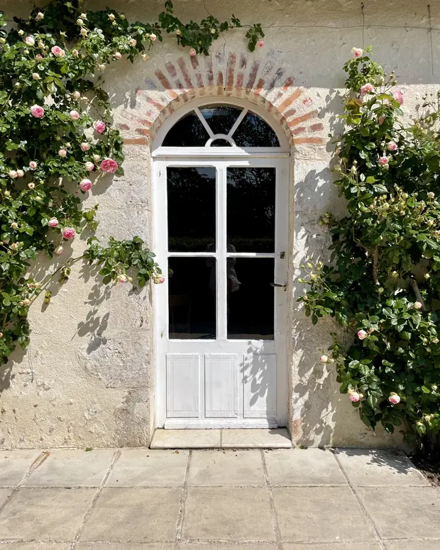 La porte cintrée et ses rosiers — La Dépendance, EDDA Country House