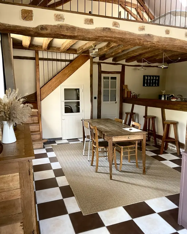 La table du repas, sur le damier — La Dépendance, EDDA Country House
