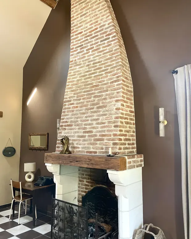 La cheminée de brique — La Dépendance, EDDA Country House