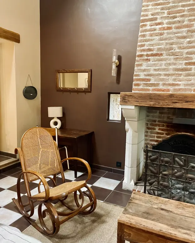 Le coin cheminée et son rocking-chair — La Dépendance, EDDA Country House