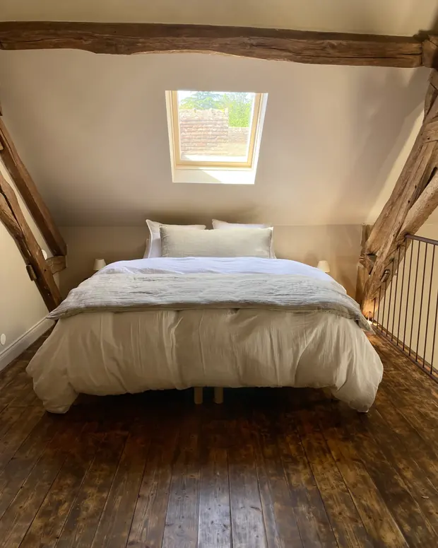 Le lit, sous la charpente — La Dépendance, EDDA Country House