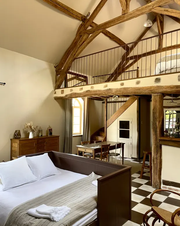 Le canapé-lit, déplié sous la mezzanine — La Dépendance, EDDA Country House
