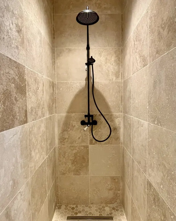 La douche à l'italienne, en travertin — La Dépendance, EDDA Country House