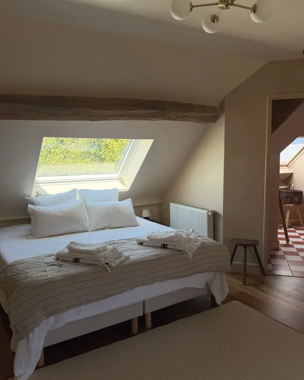 Le lit, sous le velux — La Suite vue jardin, EDDA Country House