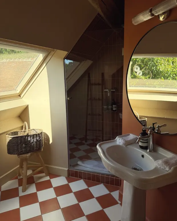 La salle de bain terracotta — La Suite vue jardin, EDDA Country House