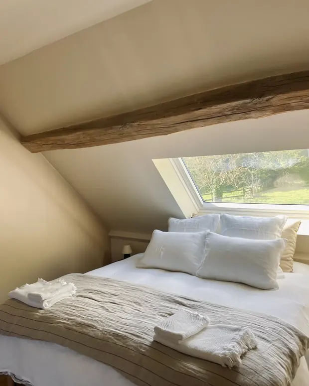 Le lit et la vue sur la campagne — La Suite vue jardin, EDDA Country House