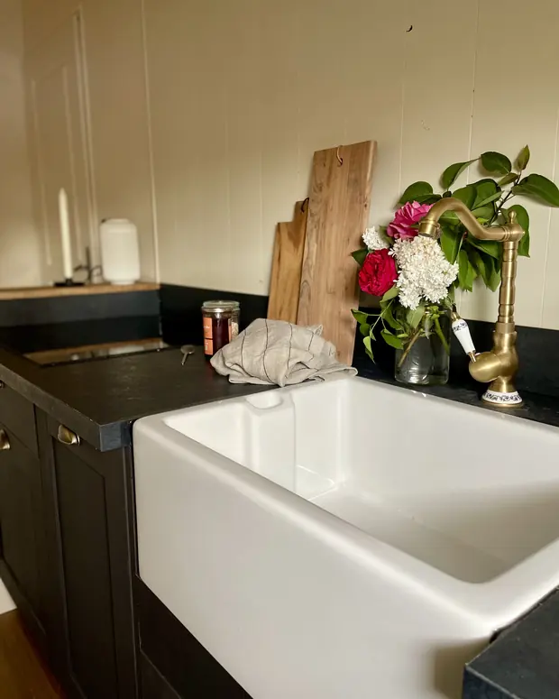 L'évier et son bouquet du jour — La Suite vue jardin, EDDA Country House