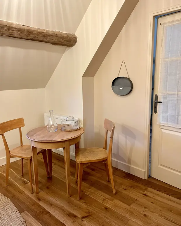 La table ronde, pour le petit-déjeuner — La Suite vue jardin, EDDA Country House