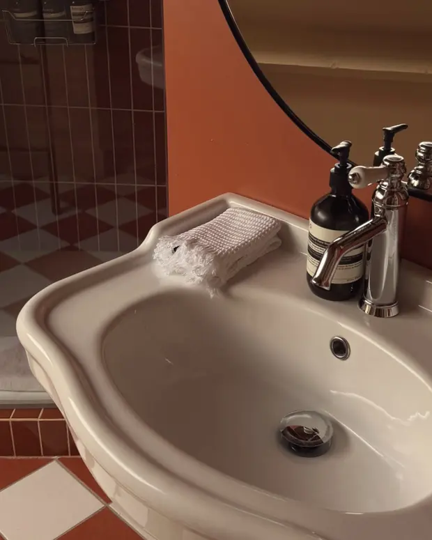 Le lavabo et son damier terracotta — La Suite vue jardin, EDDA Country House