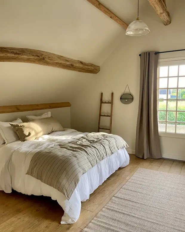 Le lit sous les poutres restaurées — La Chambre vue piscine, EDDA Country House