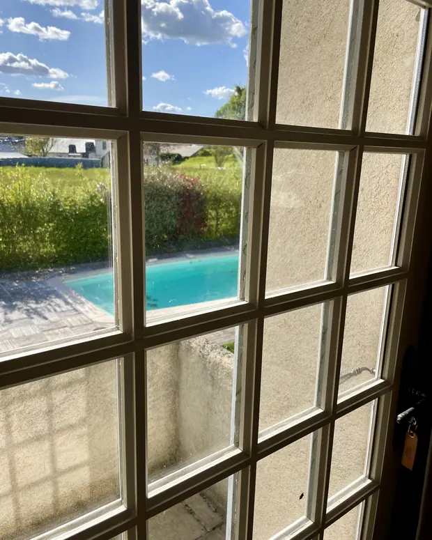 La vue sur la piscine, depuis la fenêtre — La Chambre vue piscine, EDDA Country House