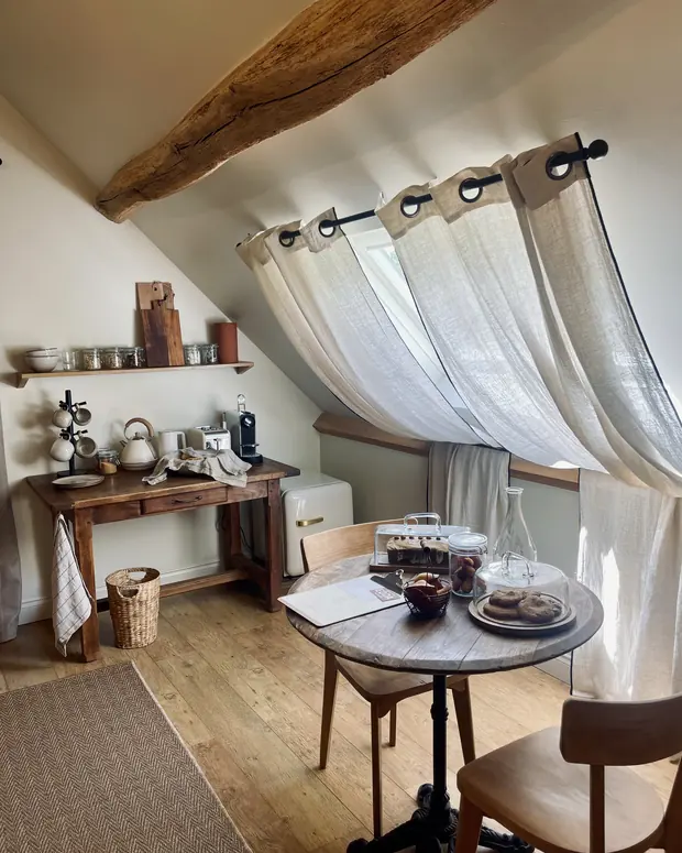 Le petit-déjeuner, dressé à la table ronde — La Chambre vue piscine, EDDA Country House