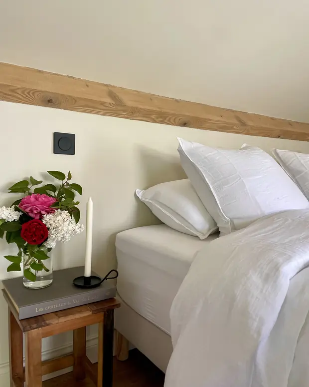 Le chevet et son bouquet — La Chambre vue piscine, EDDA Country House