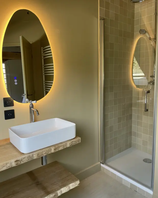 La salle d'eau et sa douche en zellige — La Chambre vue piscine, EDDA Country House