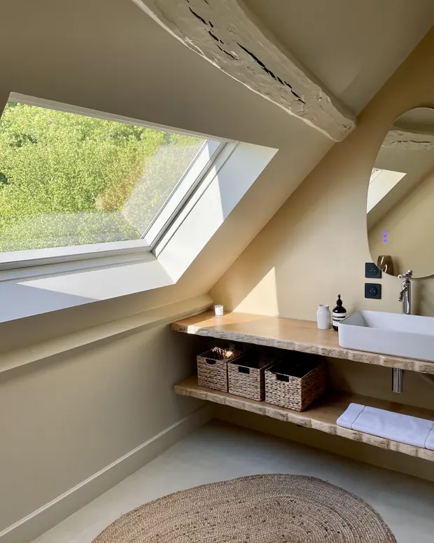 La vasque, sous le velux — La Chambre vue piscine, EDDA Country House